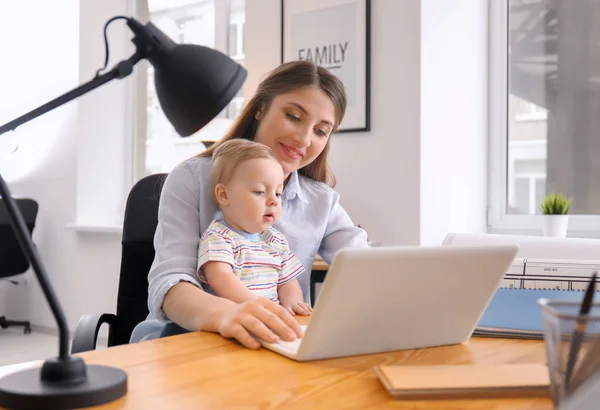 Young Woman Baby Working Office — Stock Photo, Image