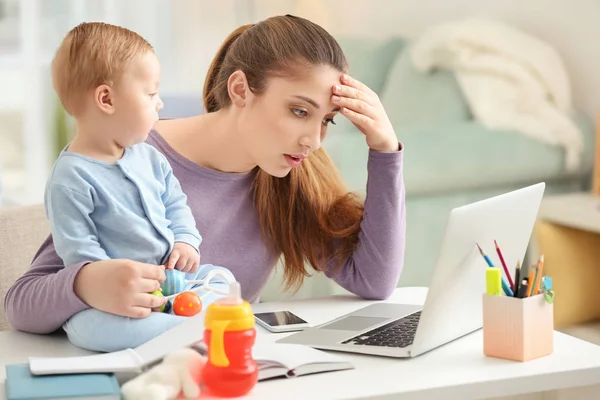 Young Mother Baby Working Home — Stock Photo, Image