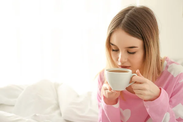 Rano Piękną Młodą Kobietę Picie Gorącej Kawy Sypialni — Zdjęcie stockowe
