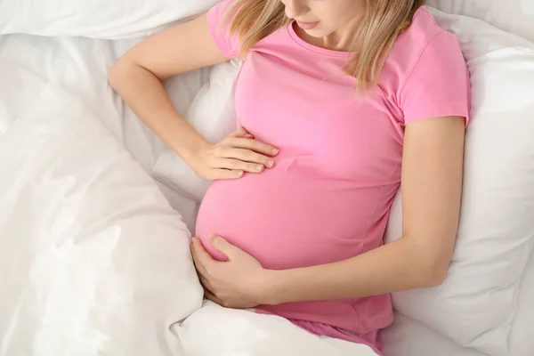 Pagi Wanita Hamil Muda Tempat Tidur — Stok Foto