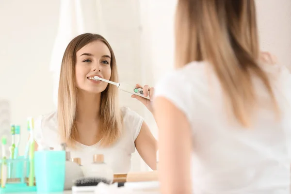 Hermosa Mujer Joven Cepillándose Los Dientes Por Mañana — Foto de Stock