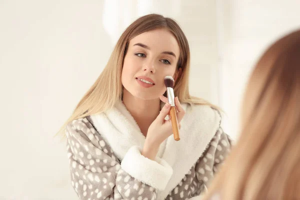 Beautiful Young Woman Applying Makeup Morning — Stock Photo, Image