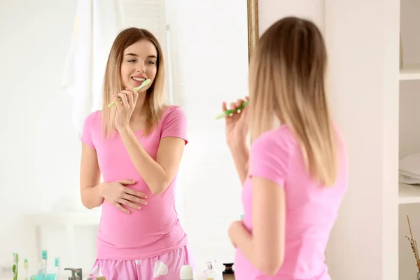 Hermosa Mujer Joven Cepillándose Los Dientes Por Mañana — Foto de Stock