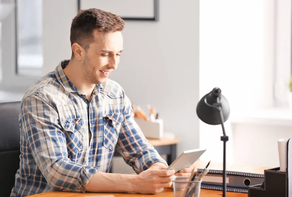 Hombre Joven Usando Tableta Mientras Descansa Casa — Foto de Stock