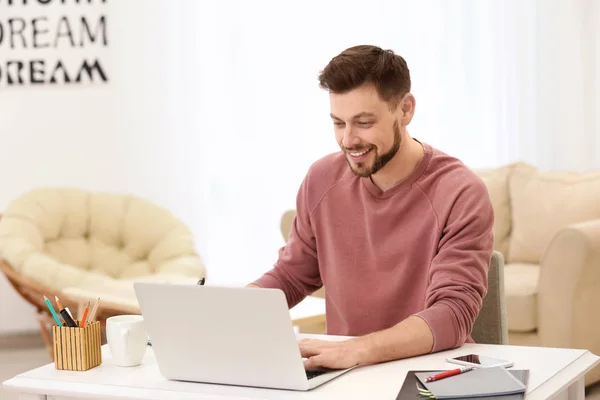 Freelancer Working Laptop Home — Stock Photo, Image