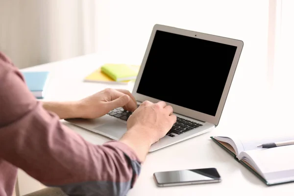 Freelancer Trabalhando Com Laptop Casa — Fotografia de Stock