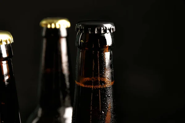 Garrafas Vidro Cerveja Gelada Fundo Escuro Close — Fotografia de Stock