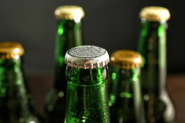 Botellas Vidrio Cerveza Fría Sobre Fondo Oscuro Primer Plano —  Fotos de Stock