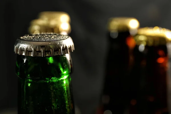 Скляна Пляшка Холодного Пива Темному Фоні Крупним Планом — стокове фото