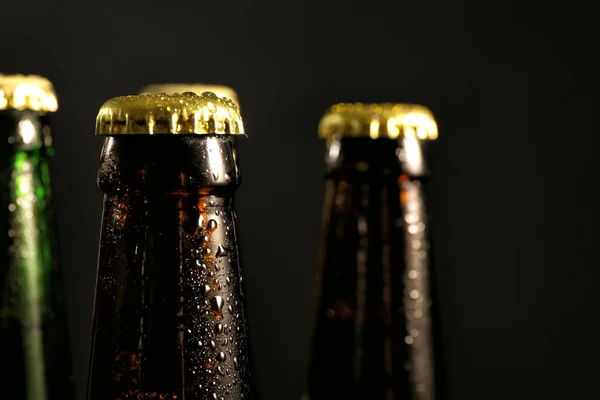 Botellas Vidrio Cerveza Fría Sobre Fondo Oscuro Primer Plano — Foto de Stock