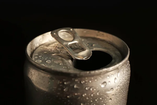 暗い背景 クローズ アップに冷たいビールのアルミ缶 — ストック写真