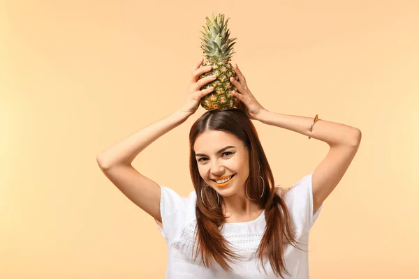 Aantrekkelijke Jonge Vrouw Met Ananas Kleur Achtergrond — Stockfoto