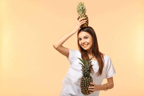 Atractiva Joven Con Dos Piñas Sobre Fondo Color — Foto de Stock