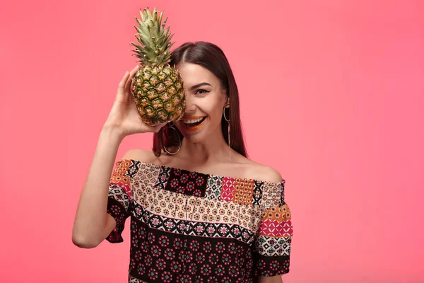 Aantrekkelijke Jonge Vrouw Met Ananas Kleur Achtergrond — Stockfoto