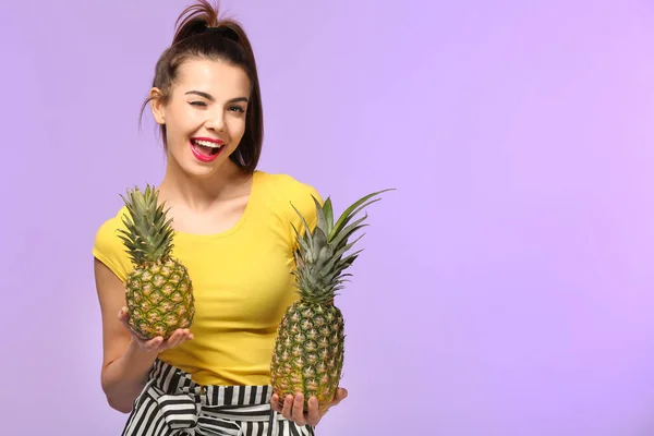 Aantrekkelijke Jonge Vrouw Met Twee Ananas Kleur Achtergrond — Stockfoto
