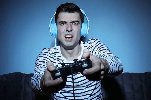 Jonge Man Spelen Video Game Thuis Avond — Stockfoto