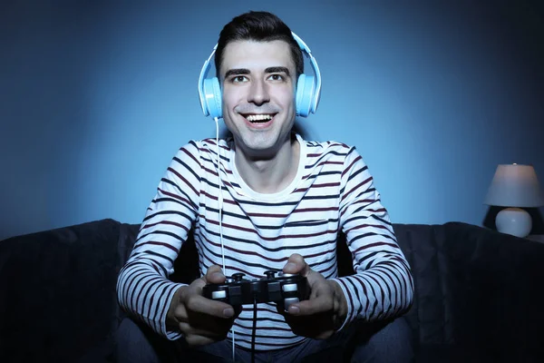 若者は夜に自宅で再生ビデオ ゲーム — ストック写真