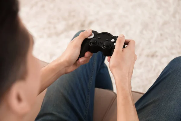 Junger Mann Spielt Videospiel Hause — Stockfoto