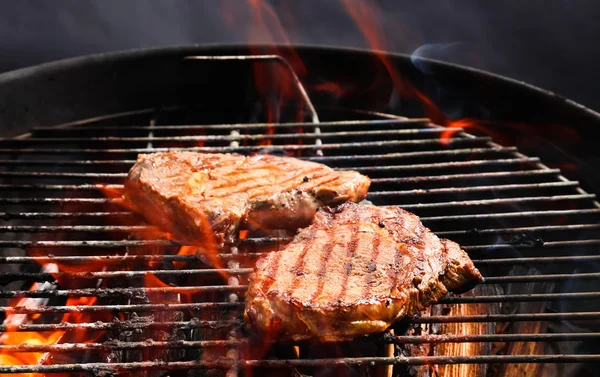 Lezzetli pişmiş et mangal üzerinde ızgara