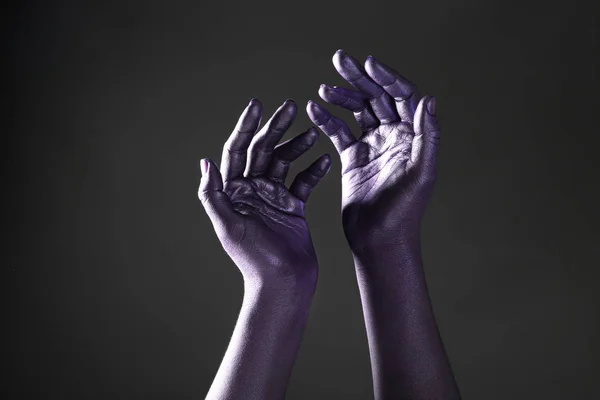 Female Hands Dyed Purple Color Dark Background — Stock Photo, Image