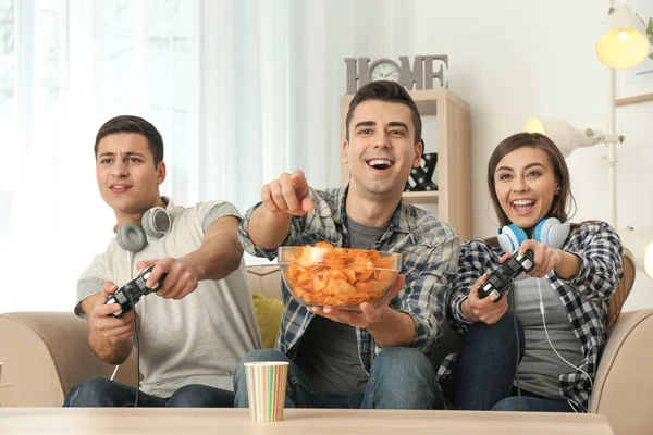 Jovens Jogando Videogames Casa — Fotografia de Stock