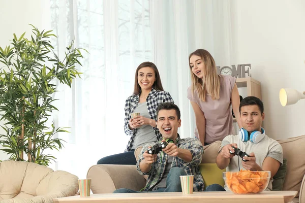 Gençler Evde Video Oyunları Oynarken — Stok fotoğraf