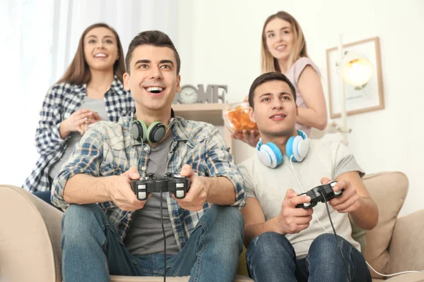 Jovens Jogando Videogames Casa — Fotografia de Stock