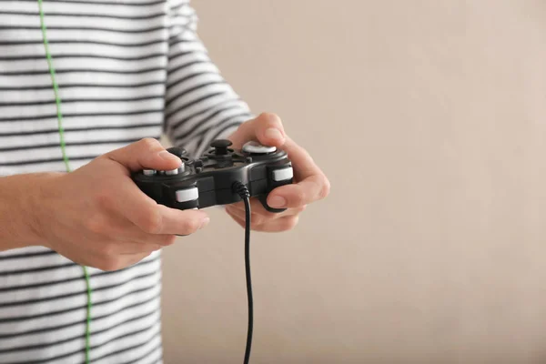 Jovem Com Gamepad Sobre Fundo Cor — Fotografia de Stock