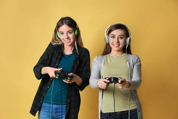 Jovens Mulheres Com Gamepads Fundo Cor — Fotografia de Stock