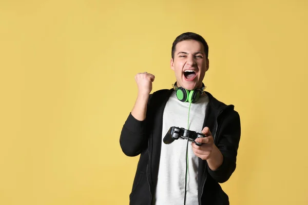 Junger Mann Mit Gamepad Auf Farbigem Hintergrund — Stockfoto