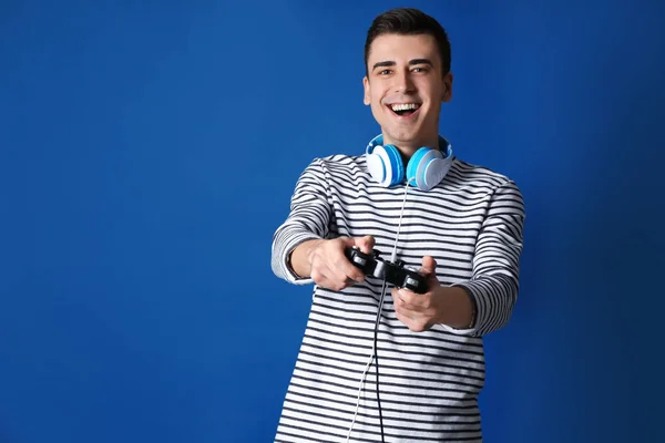 Junger Mann Mit Gamepad Auf Farbigem Hintergrund — Stockfoto
