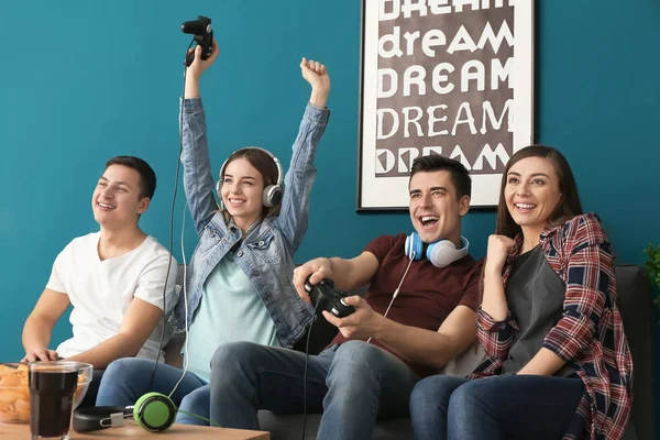 Jóvenes Jugando Videojuegos Casa — Foto de Stock