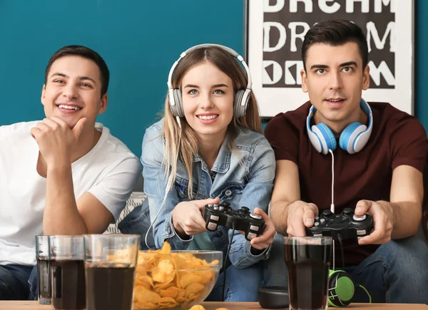 Молоді Люди Грають Відеоігри Вдома — стокове фото