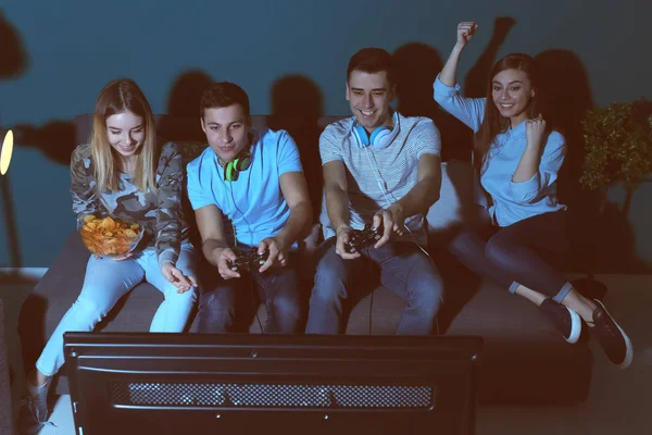 Tinerii Care Joacă Jocuri Video Acasă Seara — Fotografie, imagine de stoc