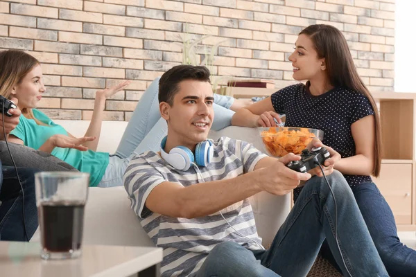 Jongeren Spelen Videospelletjes Thuis — Stockfoto