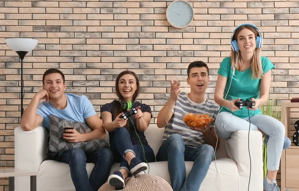 Young People Playing Video Games Home — Stock Photo, Image