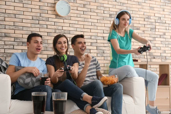 Young People Playing Video Games Home — Stock Photo, Image