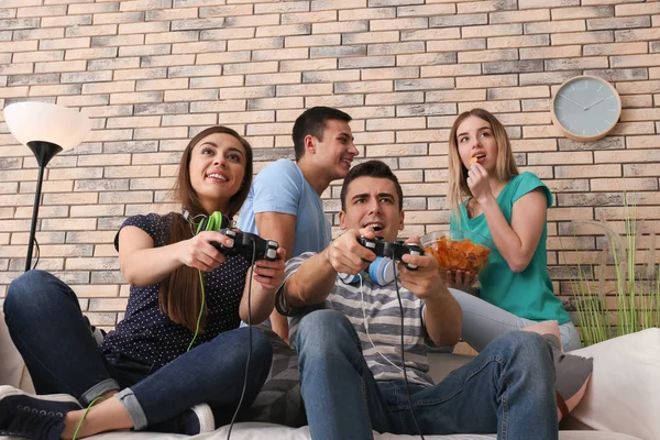 Jóvenes Jugando Videojuegos Casa —  Fotos de Stock