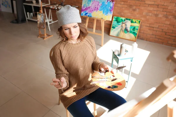 Female Artist Painting Workshop — Stock Photo, Image