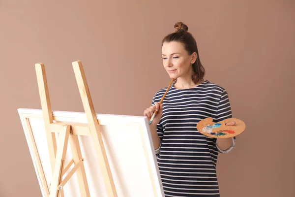 Pintura Artista Femenina Sobre Fondo Color —  Fotos de Stock