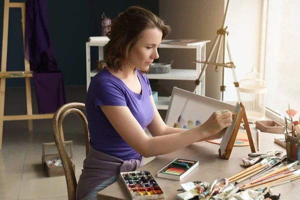 Dibujo Artista Femenina Con Tiza Taller — Foto de Stock