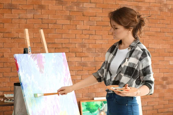 Female Artist Painting Workshop — Stock Photo, Image