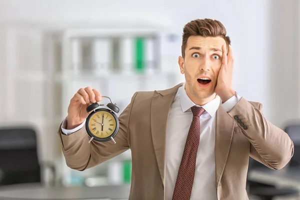 Zavaros Üzletember Alarm Clock Irodában Idő Menedzsment Koncepciója — Stock Fotó