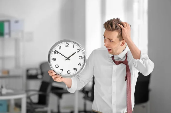 Ταραγμένη Επιχειρηματίας Ρολόι Στο Γραφείο Αντίληψη Της Διαχείρισης Του Χρόνου — Φωτογραφία Αρχείου