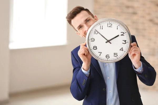 Empresário Bem Sucedido Com Relógio Dentro Casa Conceito Gestão Tempo — Fotografia de Stock