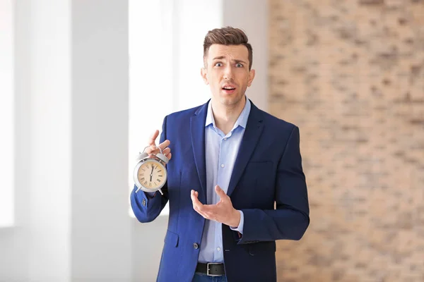 屋内での目覚まし時計で問題を抱えたビジネスマン 時間管理の概念 — ストック写真