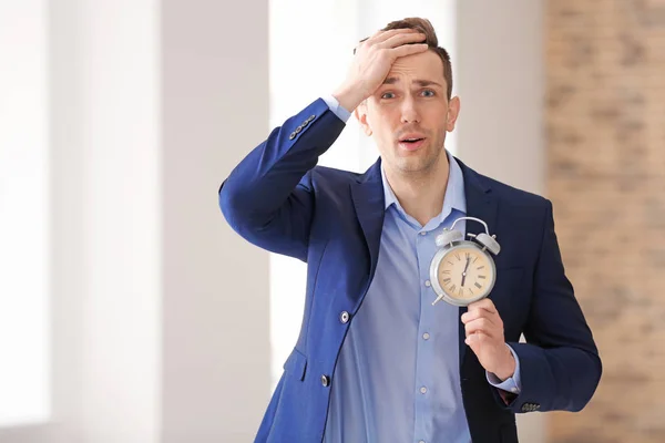 Onrustige Zakenman Met Wekker Binnenshuis Time Management Concept — Stockfoto