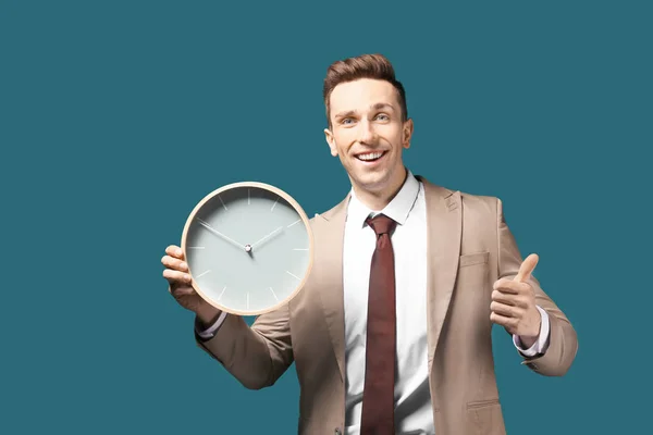 Erfolgreicher Geschäftsmann Mit Uhr Auf Farbigem Hintergrund Zeitmanagement Konzept — Stockfoto