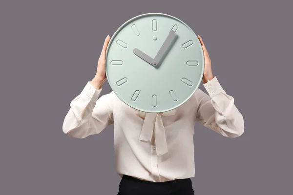 Vrouw Met Klok Een Grijze Achtergrond Time Management Concept — Stockfoto