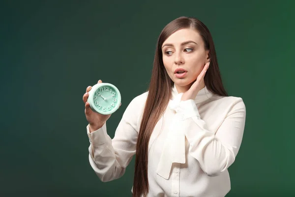 Mujer Con Despertador Sobre Fondo Color Concepto Gestión Del Tiempo —  Fotos de Stock